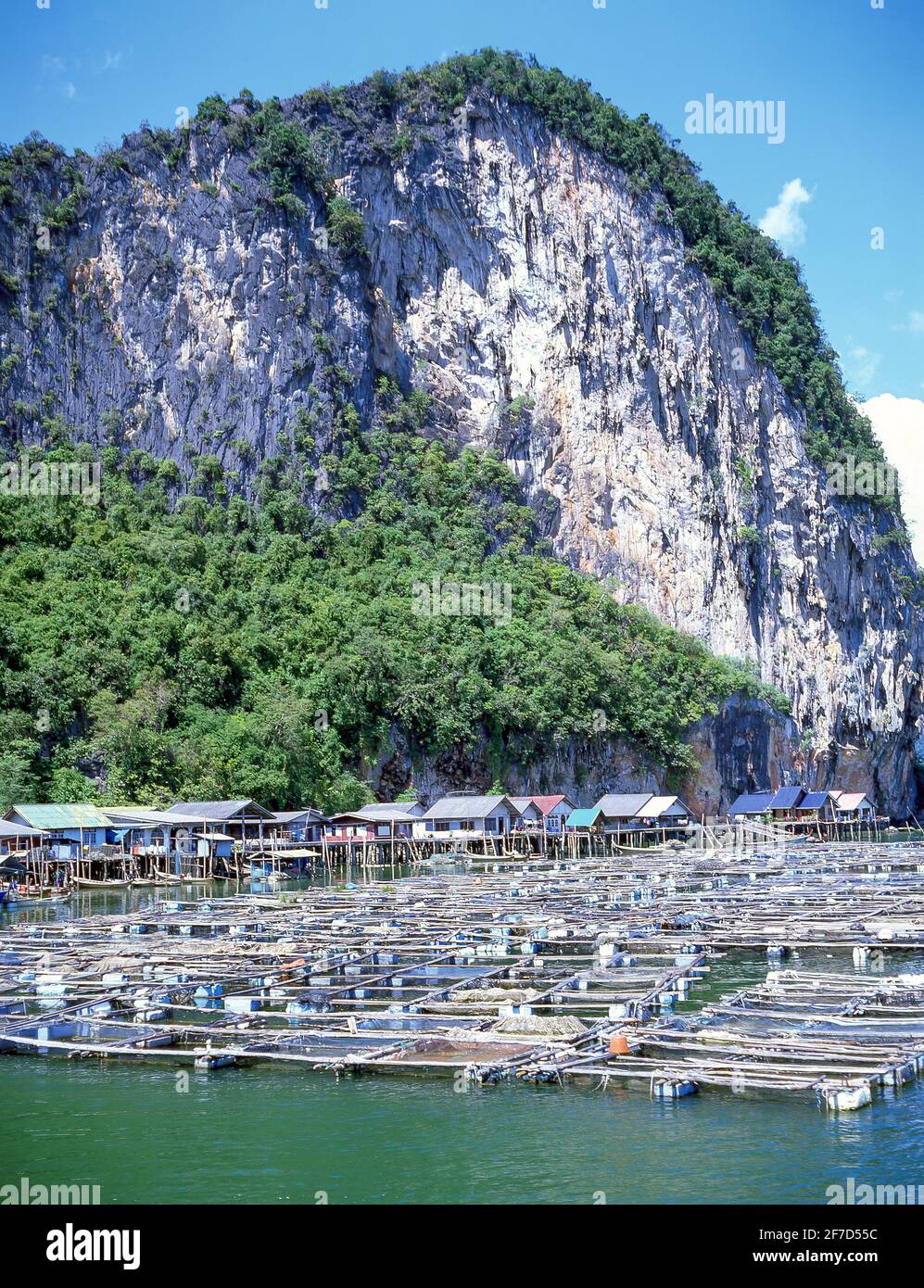 Villaggio di Pescatori sul mare-palafitte, Ko Panyi, Phang Nga Bay Marine National Park, Phang Nga, Thailandia Foto Stock