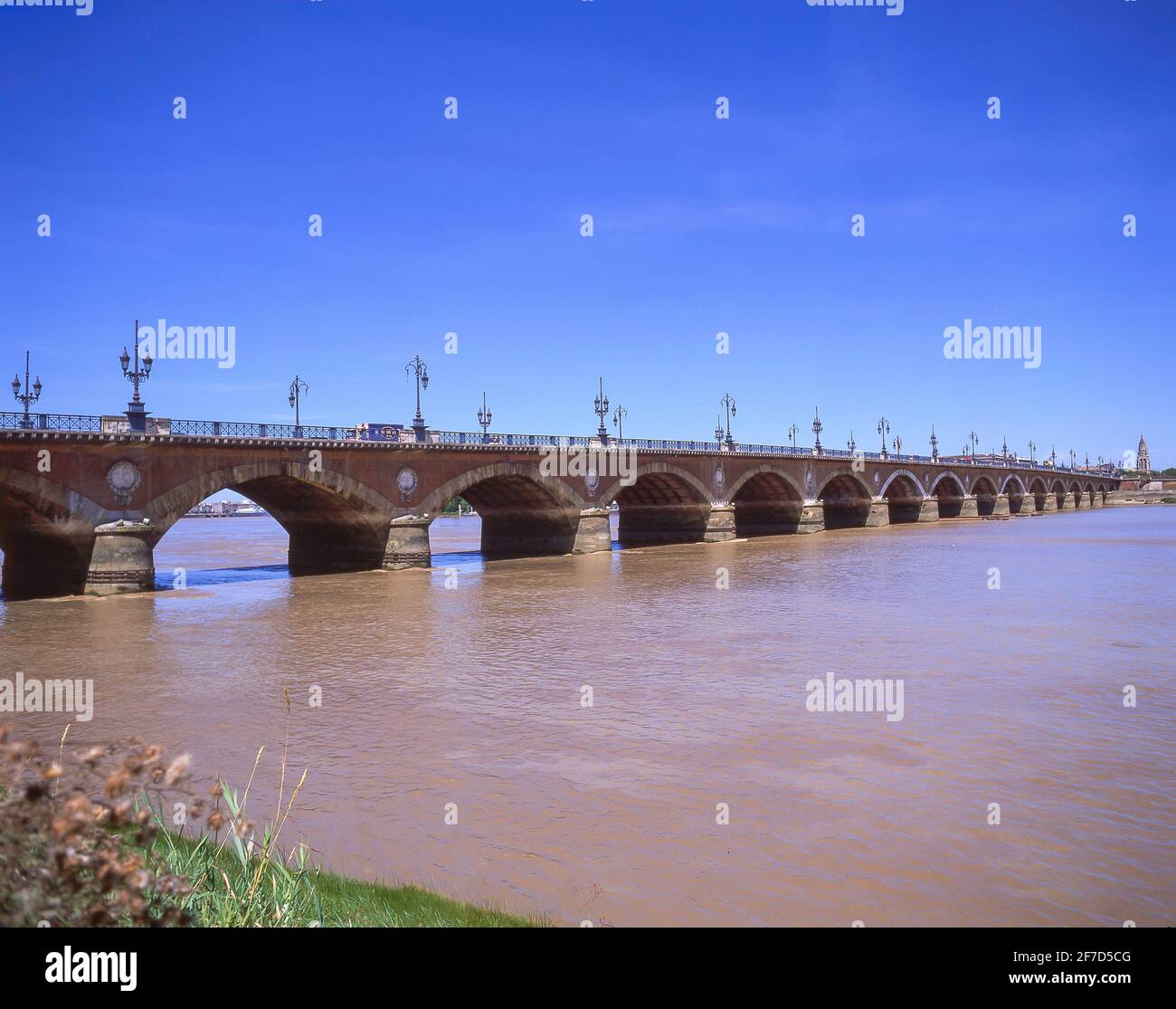 Pont de Pierre, Fiume Garonne, Bordeaux, Gironde, Aquitaine, Francia Foto Stock