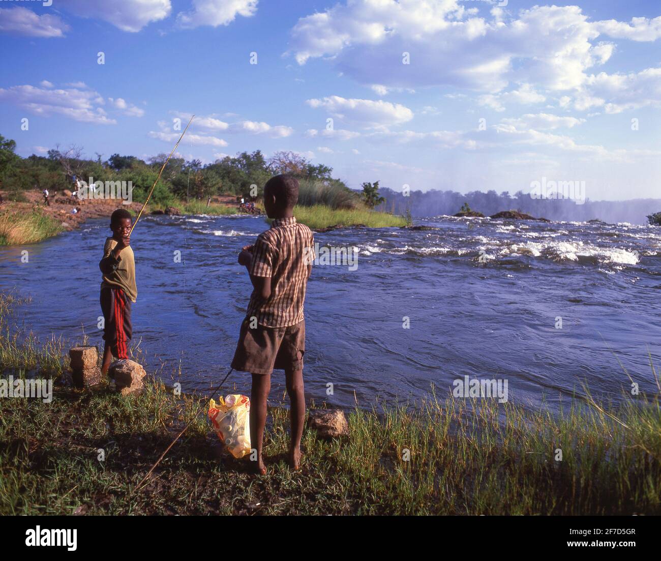 Bambino della pesca, Victoria Falls (Mosi-oa-Tunya), Livingstone, sud della provincia, Zambia Foto Stock