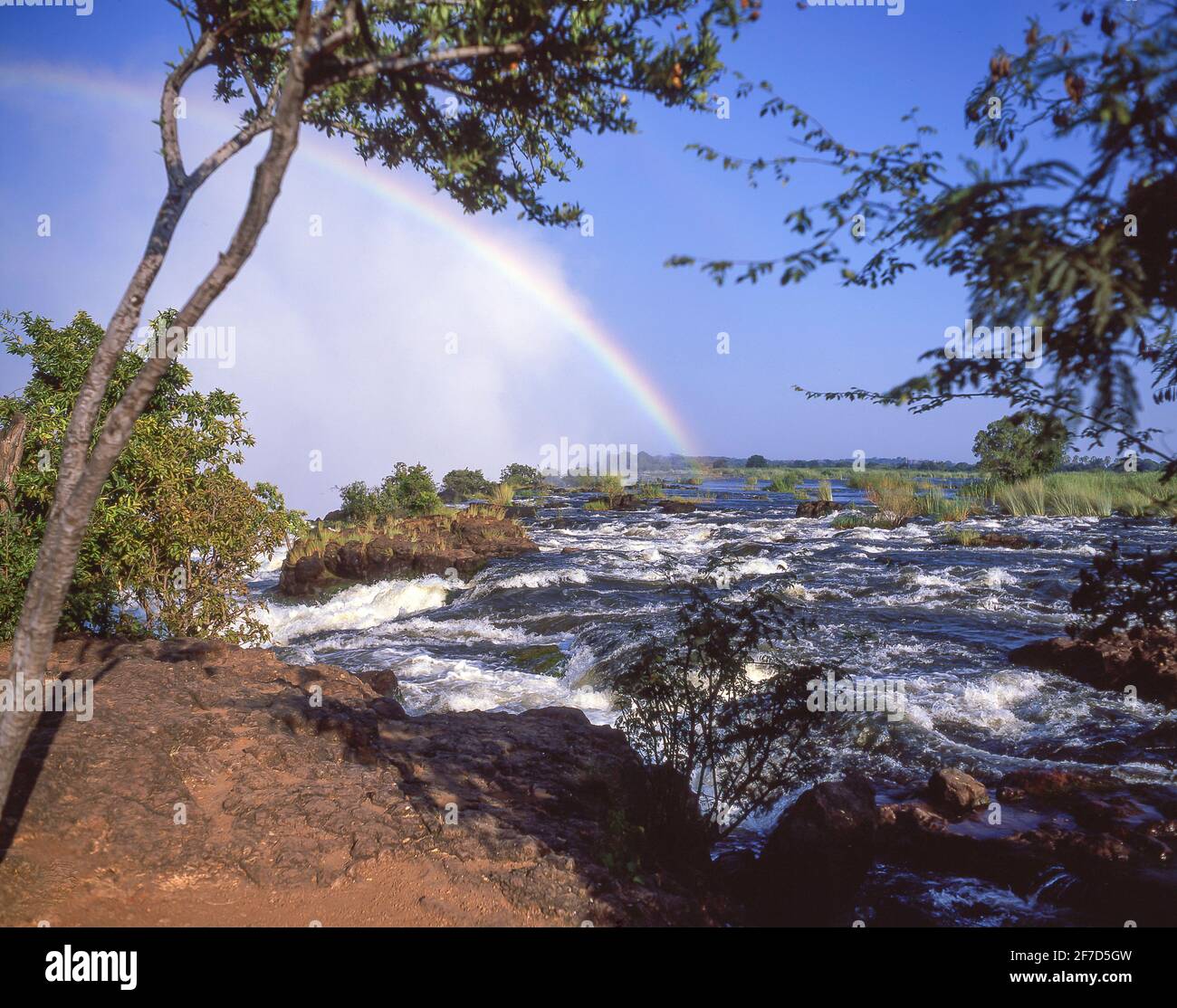 Rainbow in cima alle cascate, Cascate Victoria (Mosi-oa-Tunya), Livingstone, Provincia del Sud, Zambia Foto Stock