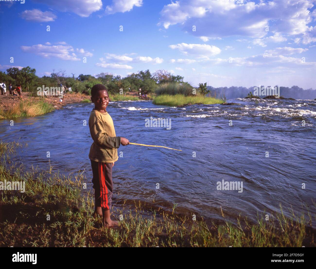 Pesca del ragazzo, Cascate Victoria (Mosi-oa-Tunya), Livingstone, Provincia del Sud, Zambia Foto Stock