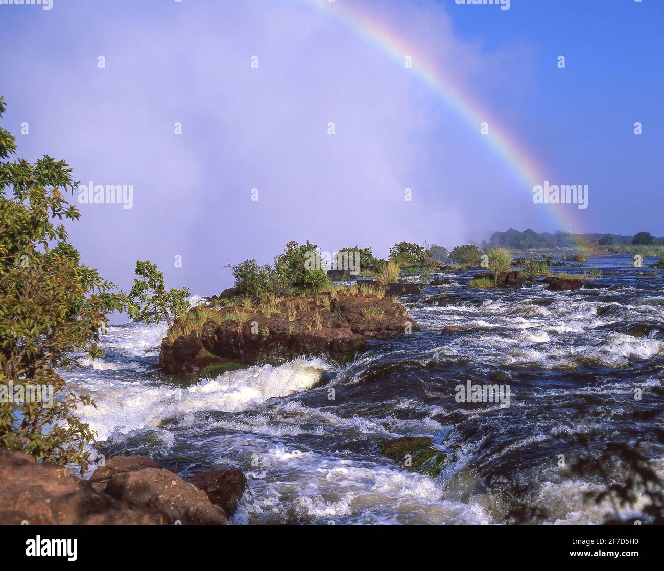 Rainbow in cima alle cascate, Cascate Victoria (Mosi-oa-Tunya), Livingstone, Provincia del Sud, Zambia Foto Stock