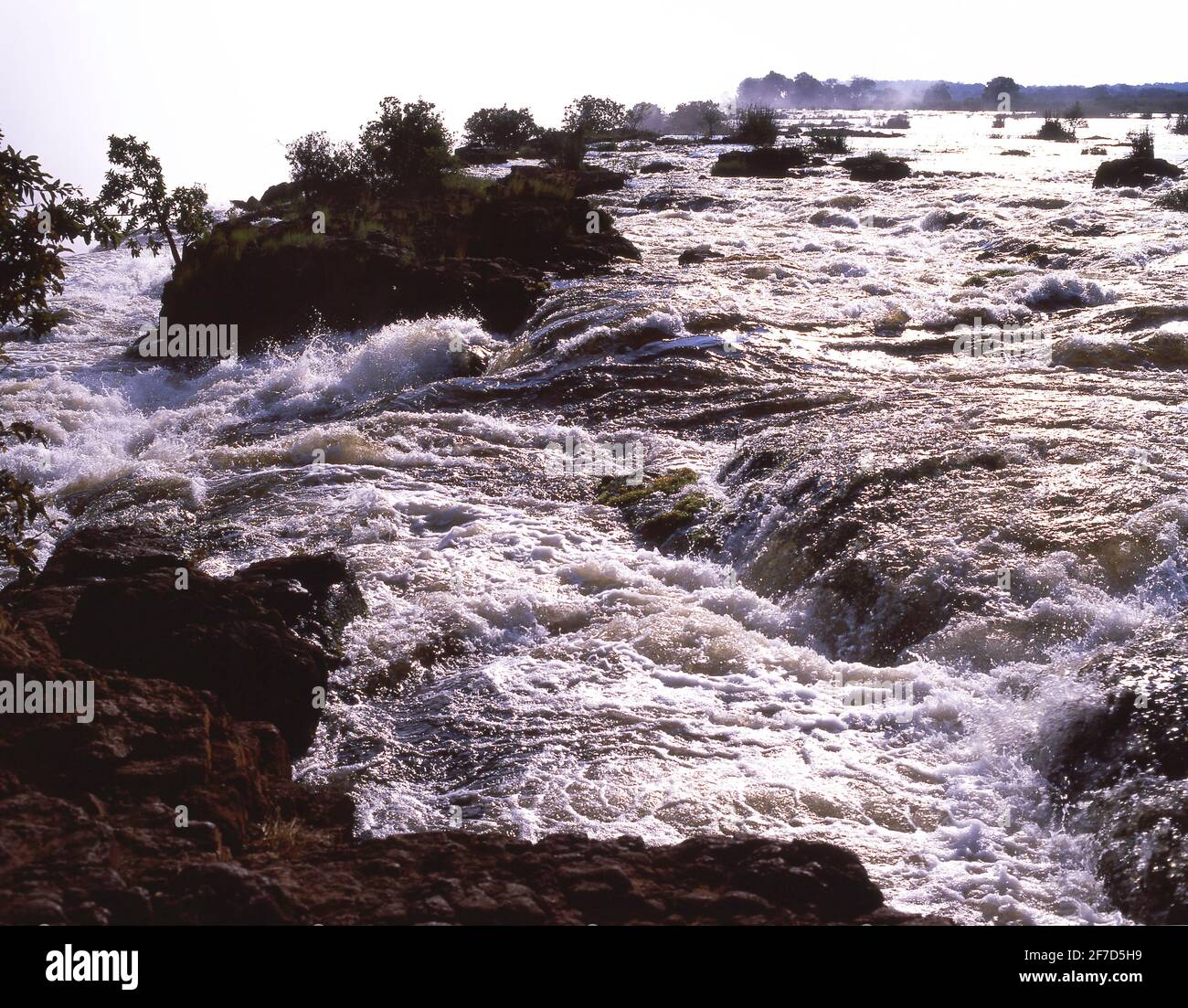 Rainbow in cima alle cascate, Cascate Victoria (Mosi-oa-Tunya), Livingstone, Provincia del Sud, Zambia Foto Stock