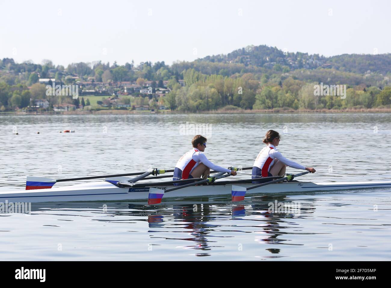 Anastasia LEBEDEVA e Maria BOTALOVA della Russia in azione durante il doppio scafi delle donne leggere preliminari alla Regata di qualificazione olimpica europea sul lago di Varese il 5 aprile 2021 a Varese Foto Stock