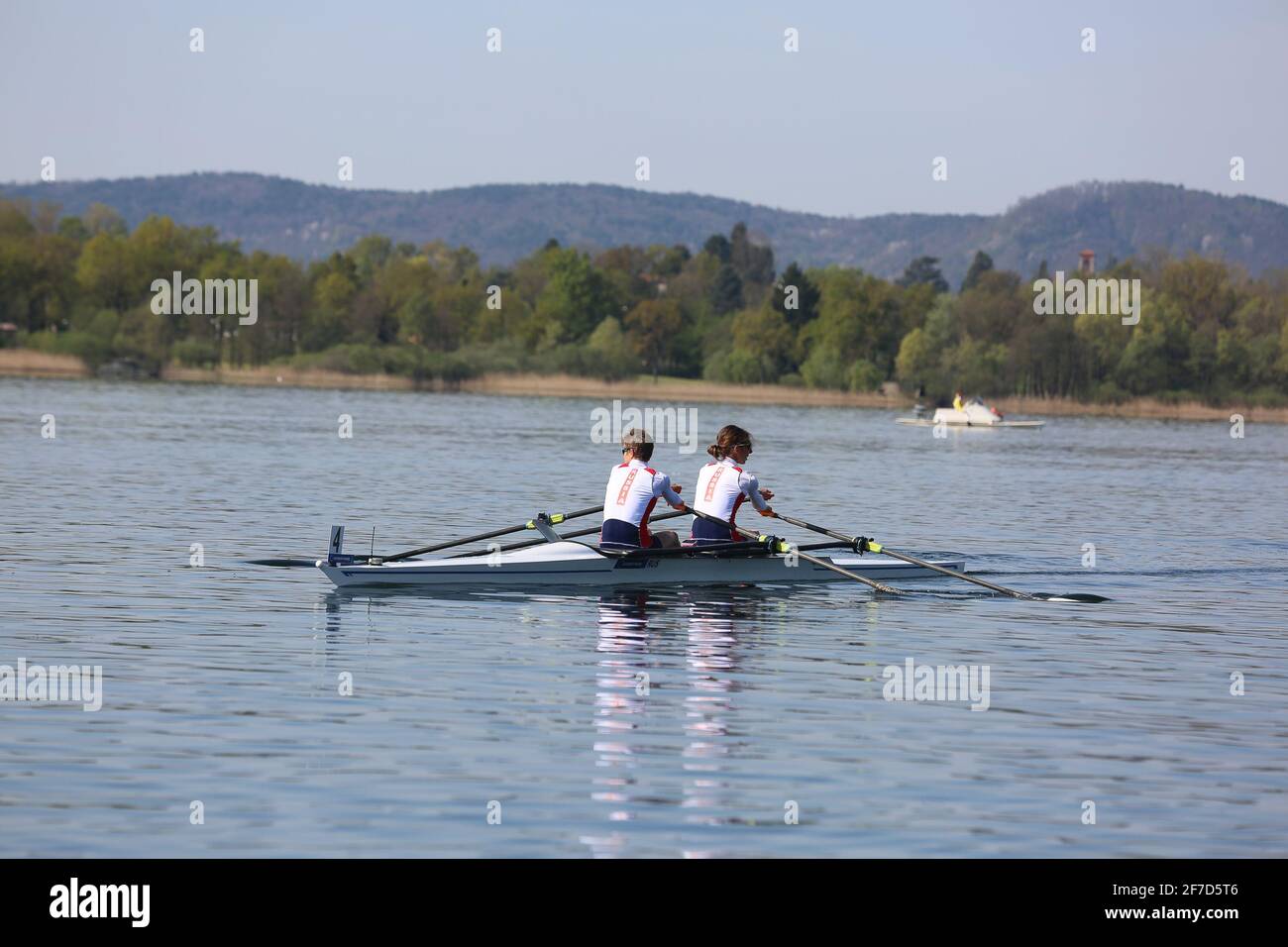 Anastasia LEBEDEVA e Maria BOTALOVA della Russia in azione durante il doppio scafi delle donne leggere preliminari alla Regata di qualificazione olimpica europea sul lago di Varese il 5 aprile 2021 a Varese Foto Stock