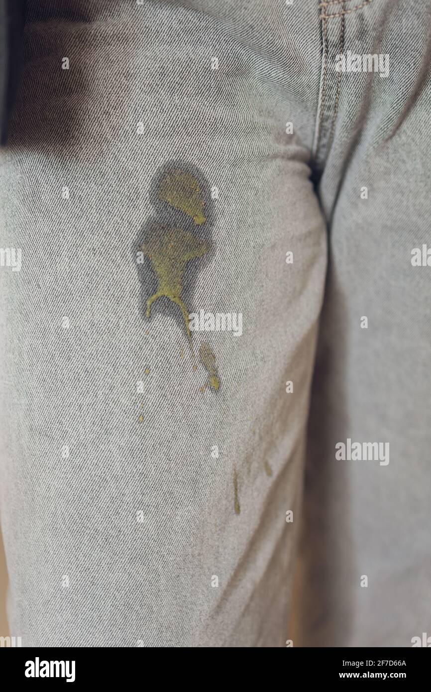 macchie di sudore sulla camicia jean dall'uso nella vita quotidiana.  macchie sporche per il concetto di pulizia nella vita delle persone Foto  stock - Alamy