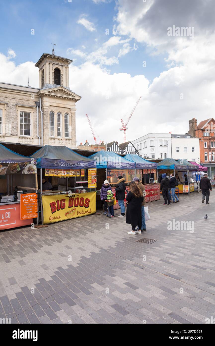 Bancarelle di cibo in una piazza del mercato semi-deserta a Kingston Upon Thames, Kingston, Surrey, Regno Unito Foto Stock