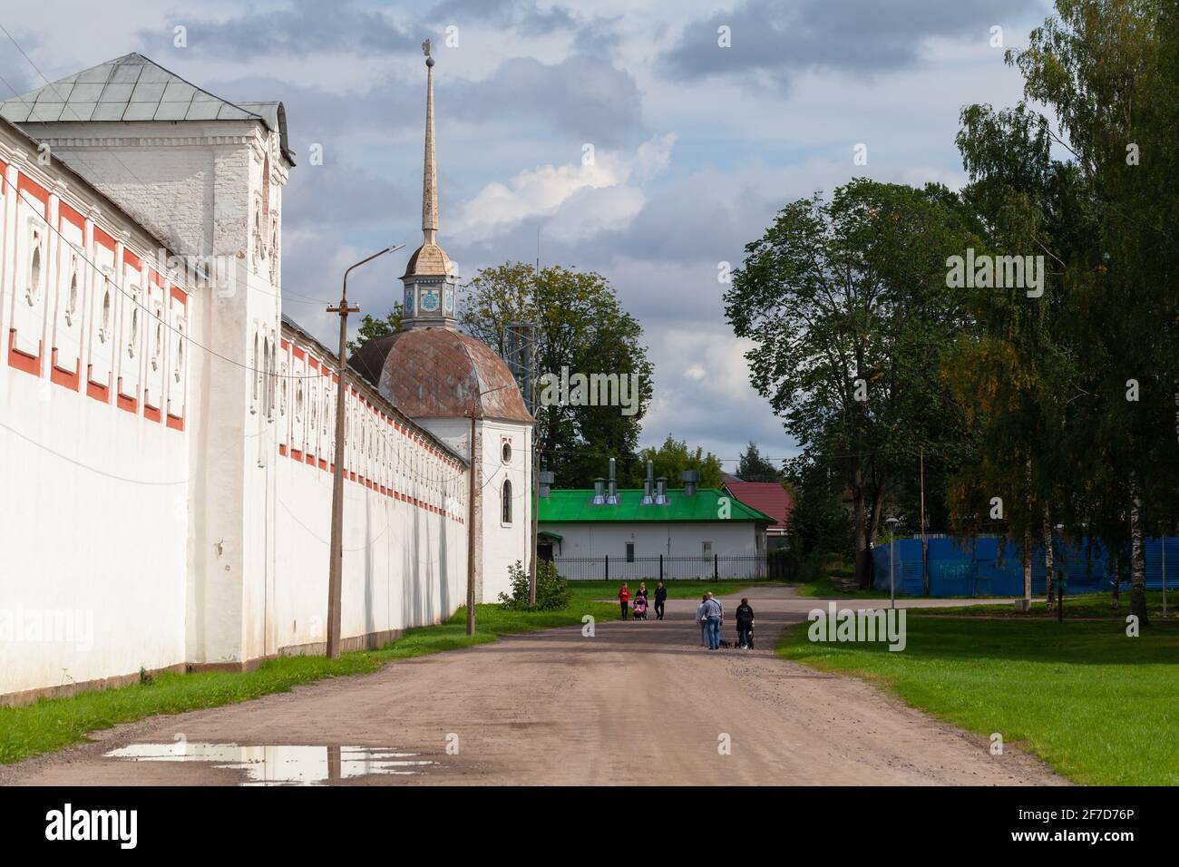 Tikhvin, Russia - 5 settembre 2020: La gente comune cammina sulla strada vicino al monastero di Tikhvin della Dormizione della Madre di Dio Foto Stock