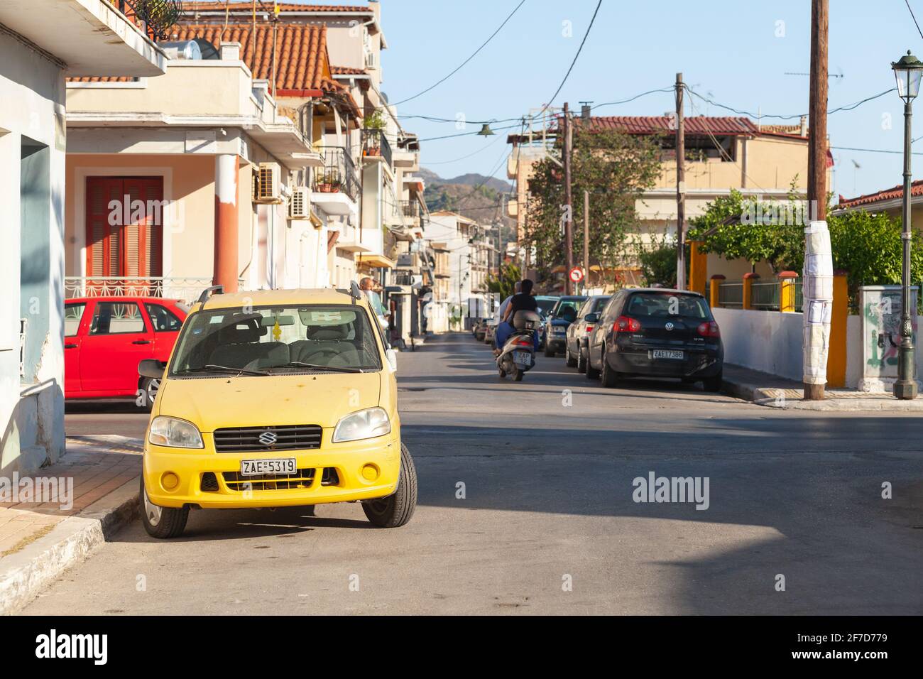 Zante, Grecia - 14 agosto 2016: Vista della strada con auto parcheggiate in una giornata estiva di sole. La gente cammina per la strada Foto Stock