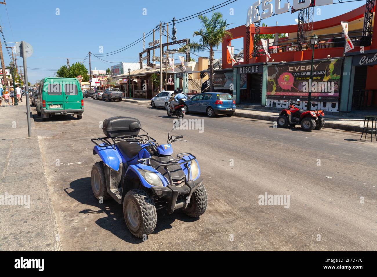 Zante, Grecia - 14 agosto 2016: La quad ATV è parcheggiata sulla strada della località di Laganas. La gente comune cammina per la strada Foto Stock