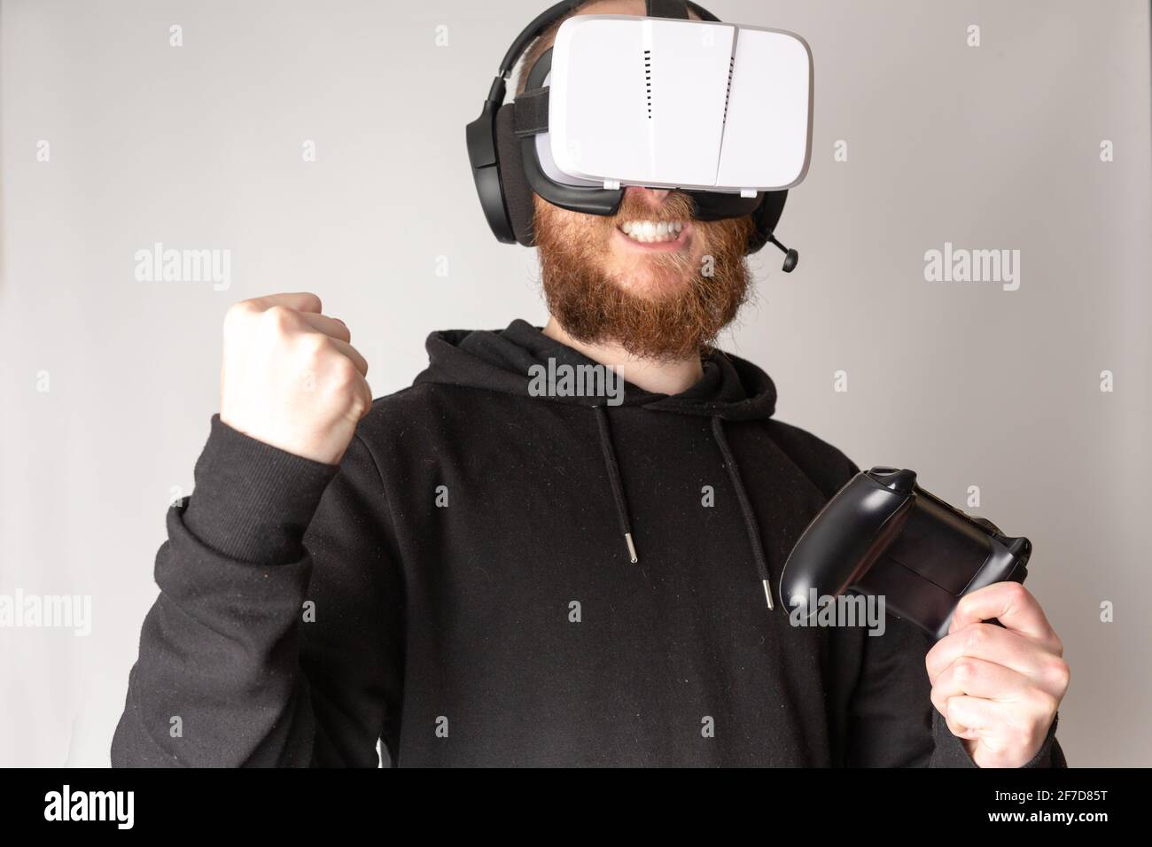 Un uomo sconosciuto indossando un visore VR e sperimentando la realtà virtuale. Realtà virtuale, realtà virtuale, gaming, concetto di e-sports Foto Stock