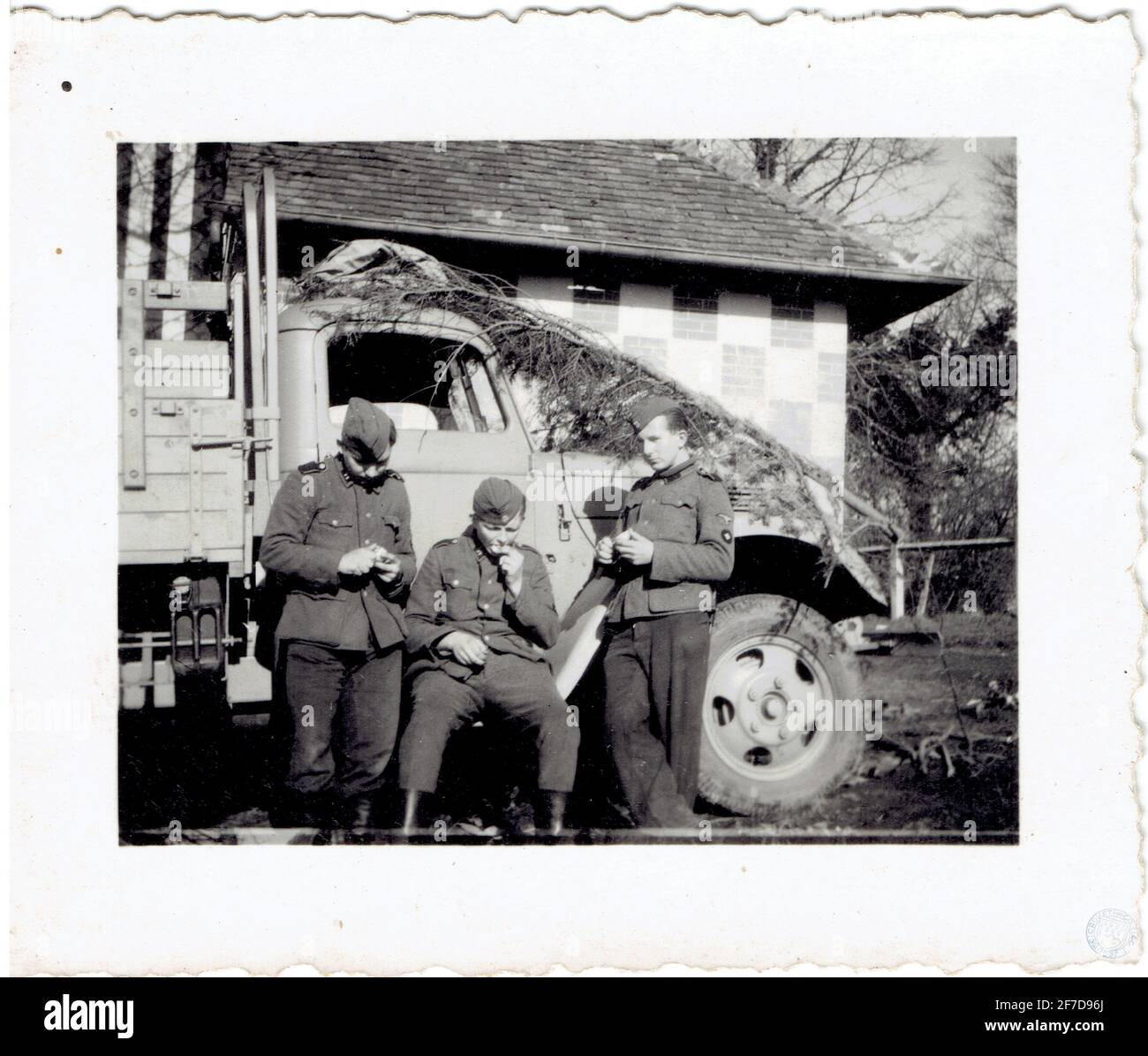 soldats de la Waffen SS devant leur camion en Russie Foto Stock