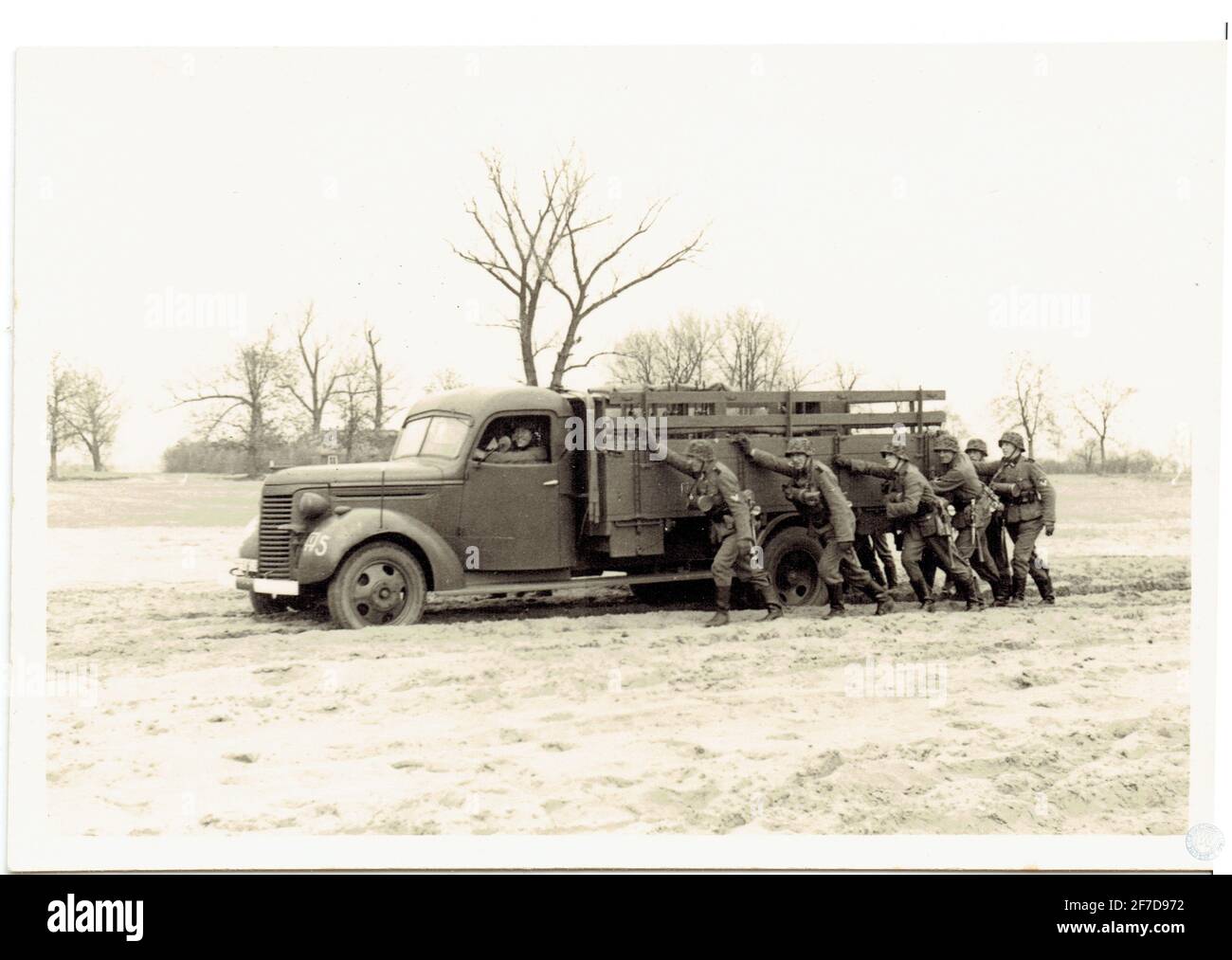 soldats de la waffen SS qui poussent un camion dans la boue en Russie Foto Stock