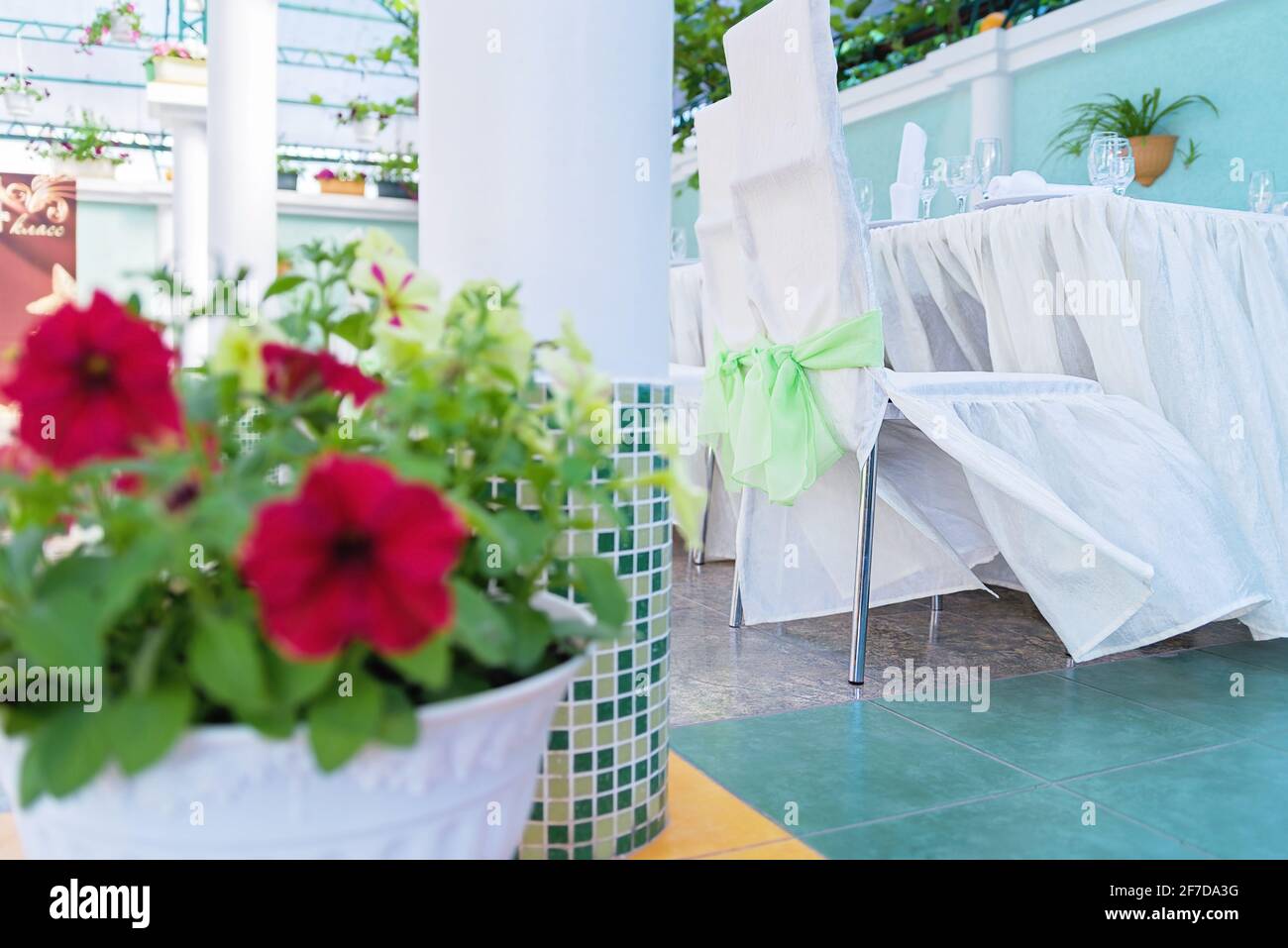 Decorazioni per matrimoni in un ristorante sul tavolo. Sala banchetti ed elementi decorativi in colori d'amore per il matrimonio Foto Stock