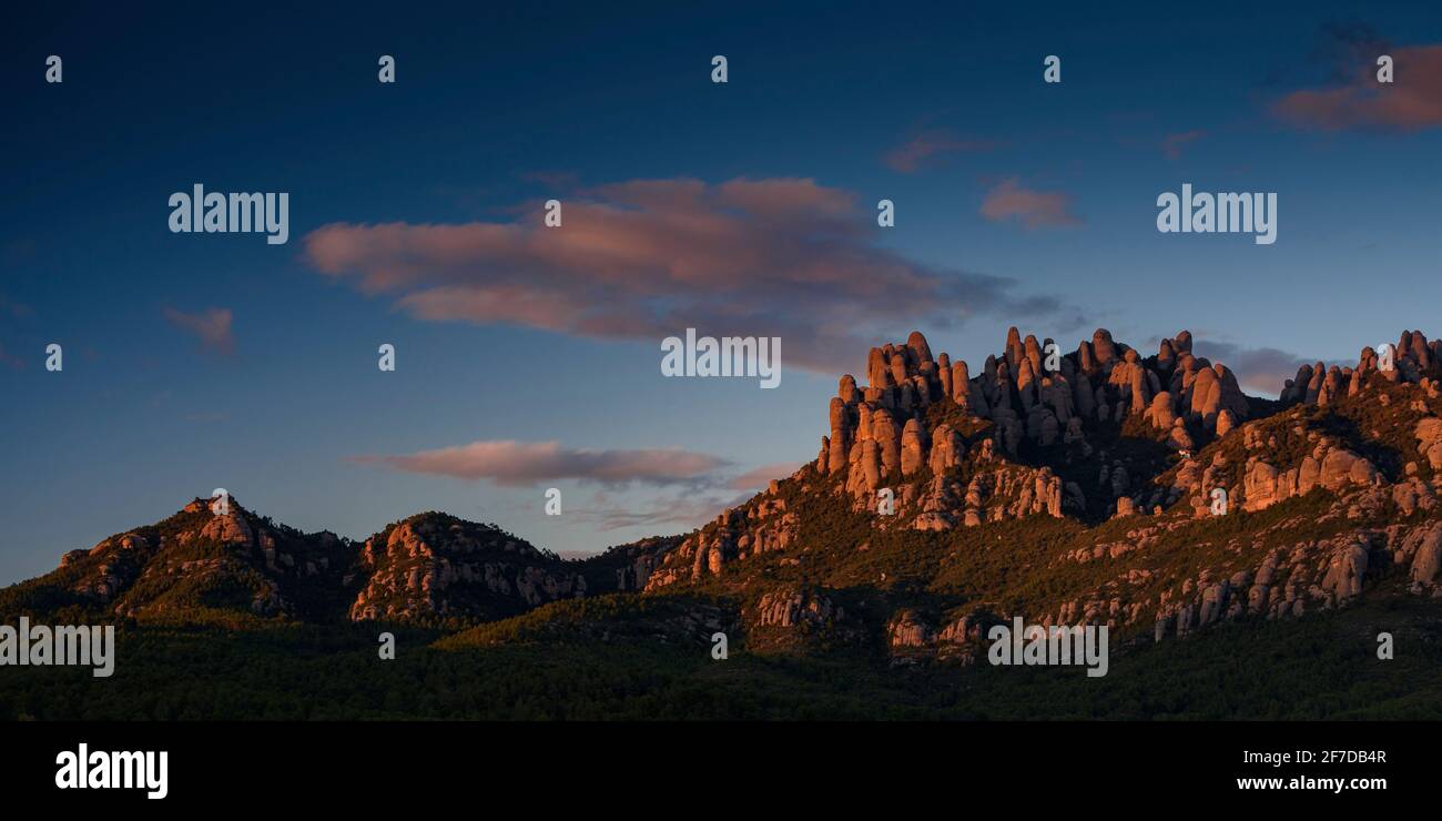 Regione montana di Agulles de Montserrat vista dal villaggio di El Bruc in un tramonto di primavera (provincia di Barcellona, Catalogna, Spagna) Foto Stock