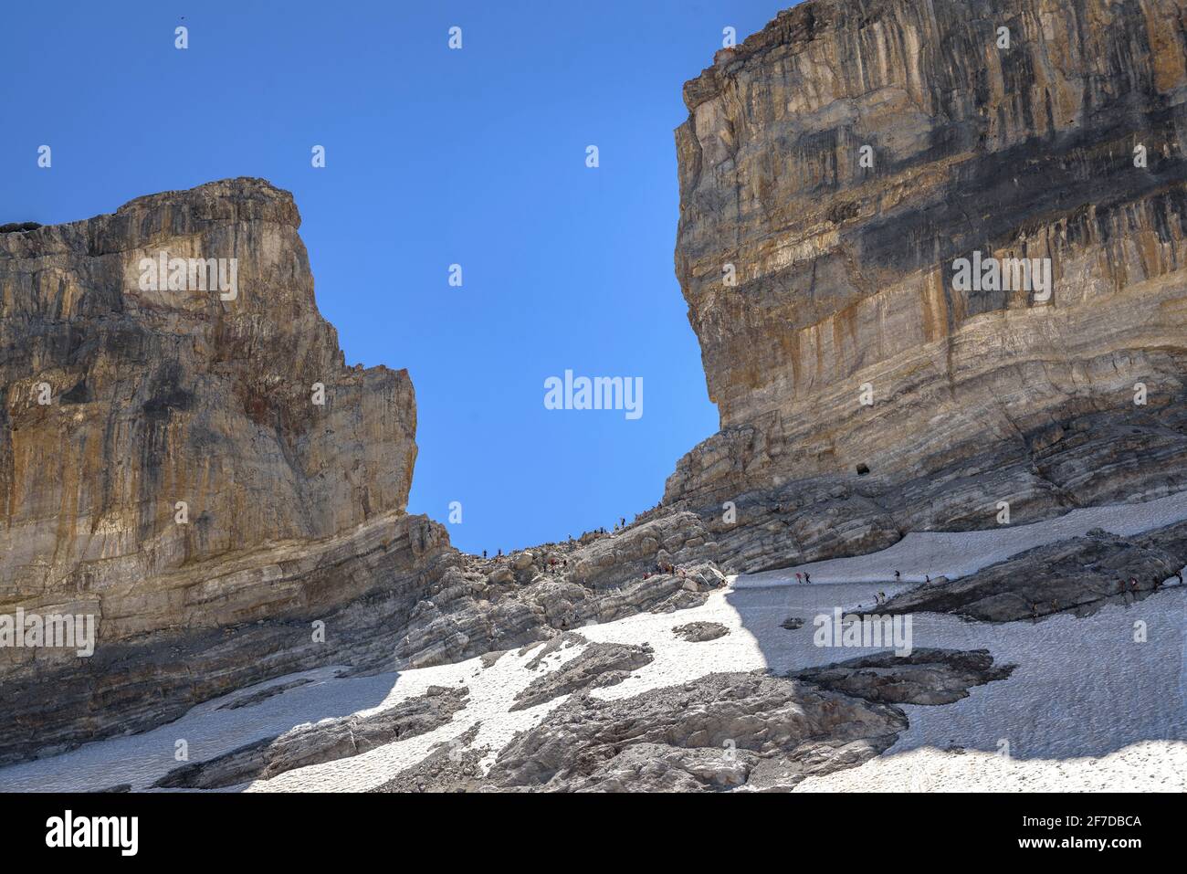 Brèche de Roland visto dal lato francese in estate (Gavarnie, Occitanie, Pirenei, Francia) ESP: La Brecha de Rolando vista desde el lado francés Foto Stock