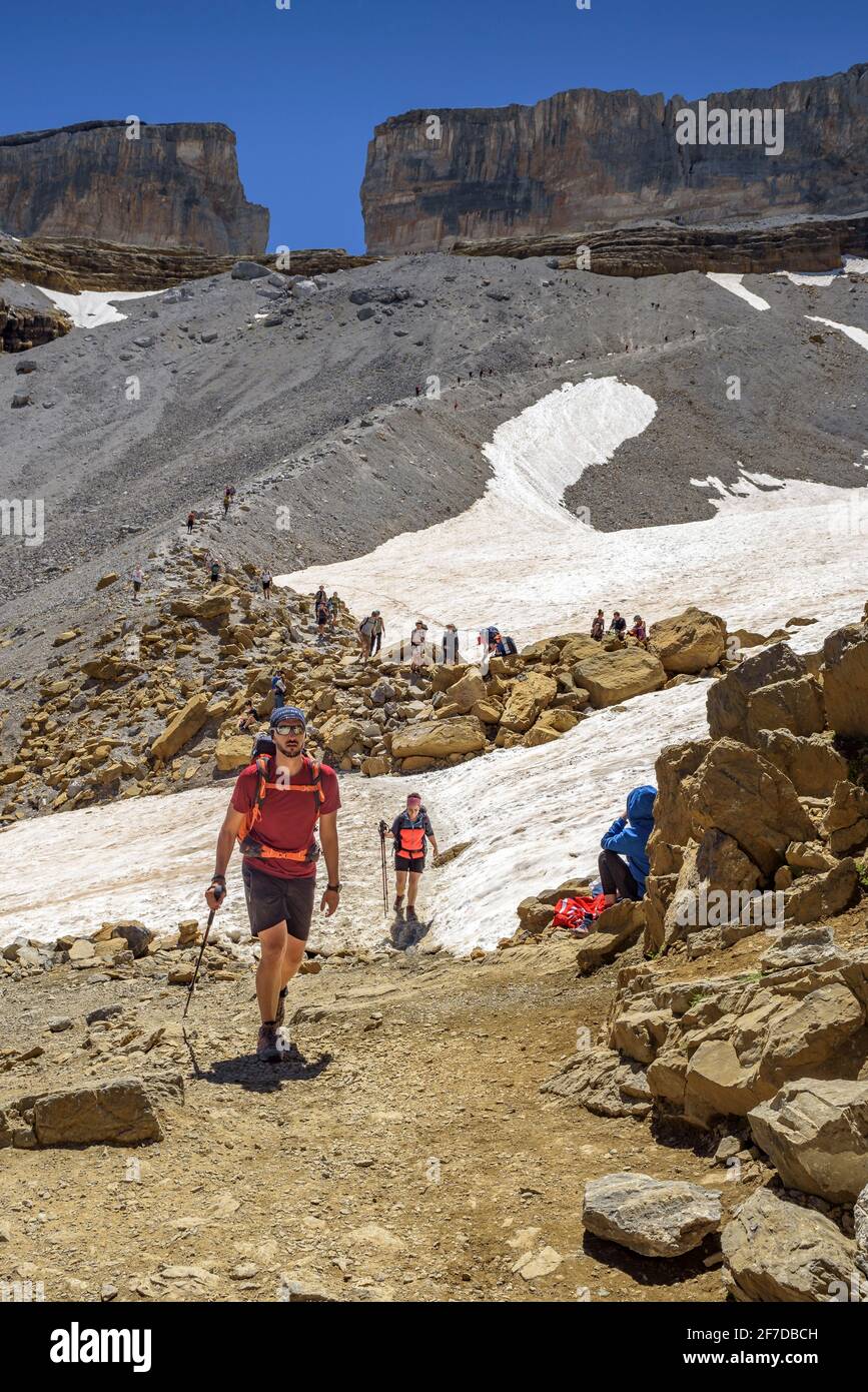 Brèche de Roland visto dal lato francese in estate (Gavarnie, Occitanie, Pirenei, Francia) ESP: La Brecha de Rolando vista desde el lado francés Foto Stock
