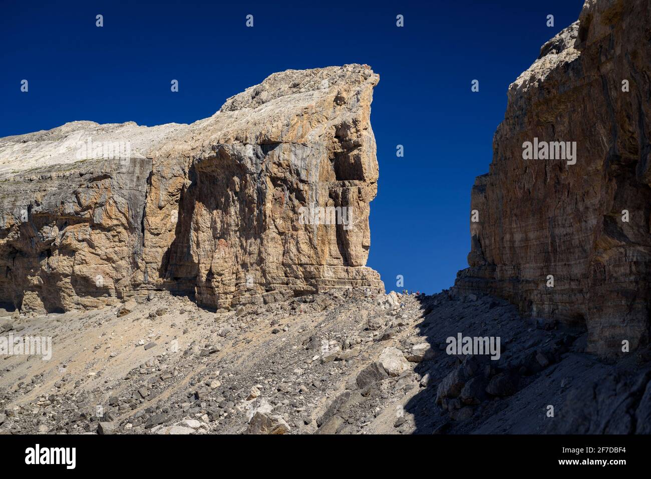 Brèche de Roland visto dal lato spagnolo (Ordesa e Monte Perdido Parco Nazionale, Huesca, Spagna, Pirenei) ESP: La Brecha de Rolando en Pirineos Foto Stock