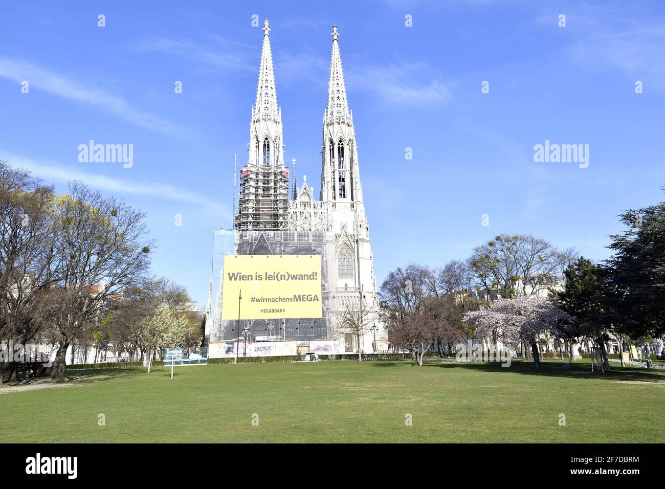 Vienna, Austria. La Chiesa votiva vista da Sigmund Freudpark Foto Stock