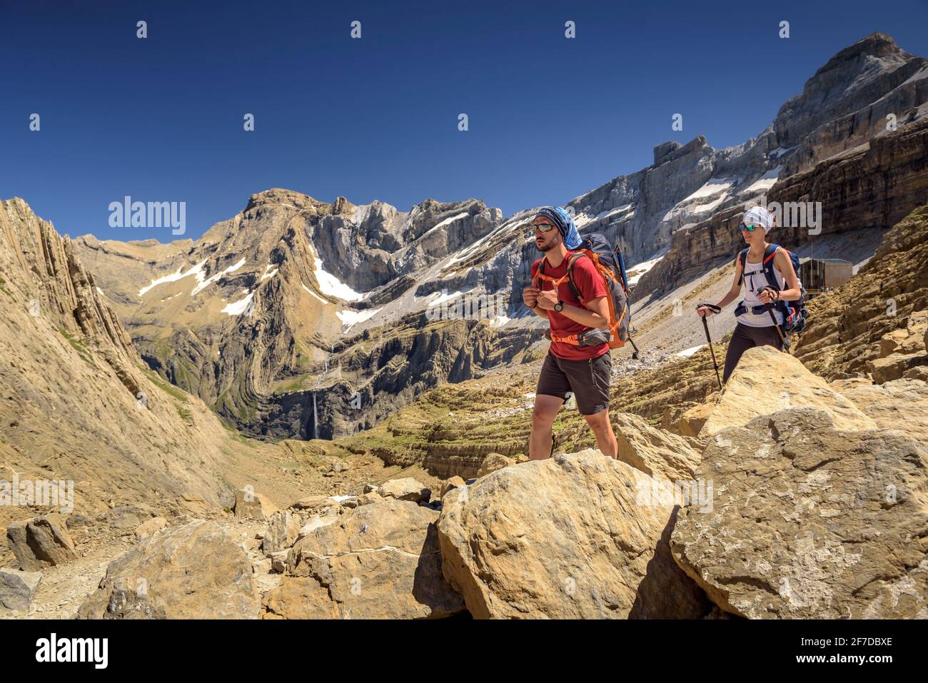 Cirque de Gavarnie visto dal passo di montagna col de Sarradets in estate (Parco Nazionale dei Pirenei, Gavarnie, Midi-Pirenei, Occitanie, Francia) Foto Stock