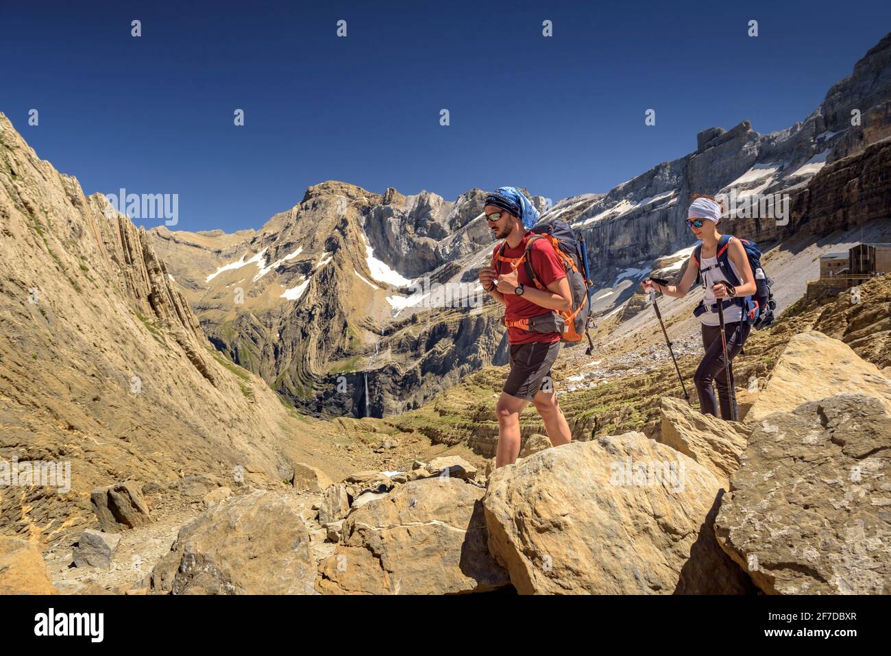 Cirque de Gavarnie visto dal passo di montagna col de Sarradets in estate (Parco Nazionale dei Pirenei, Gavarnie, Midi-Pirenei, Occitanie, Francia) Foto Stock