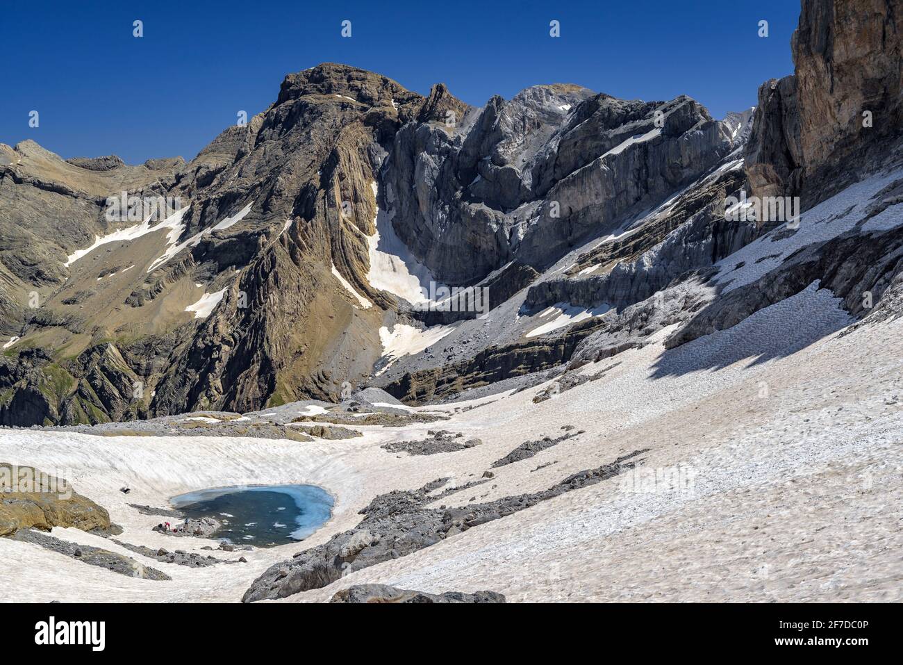 Cirque de Gavarnie visto da vicino al Brèche de Roland in estate (Parco Nazionale dei Pirenei, Gavarnie, Midi-Pirenei, Occitanie, Francia) Foto Stock