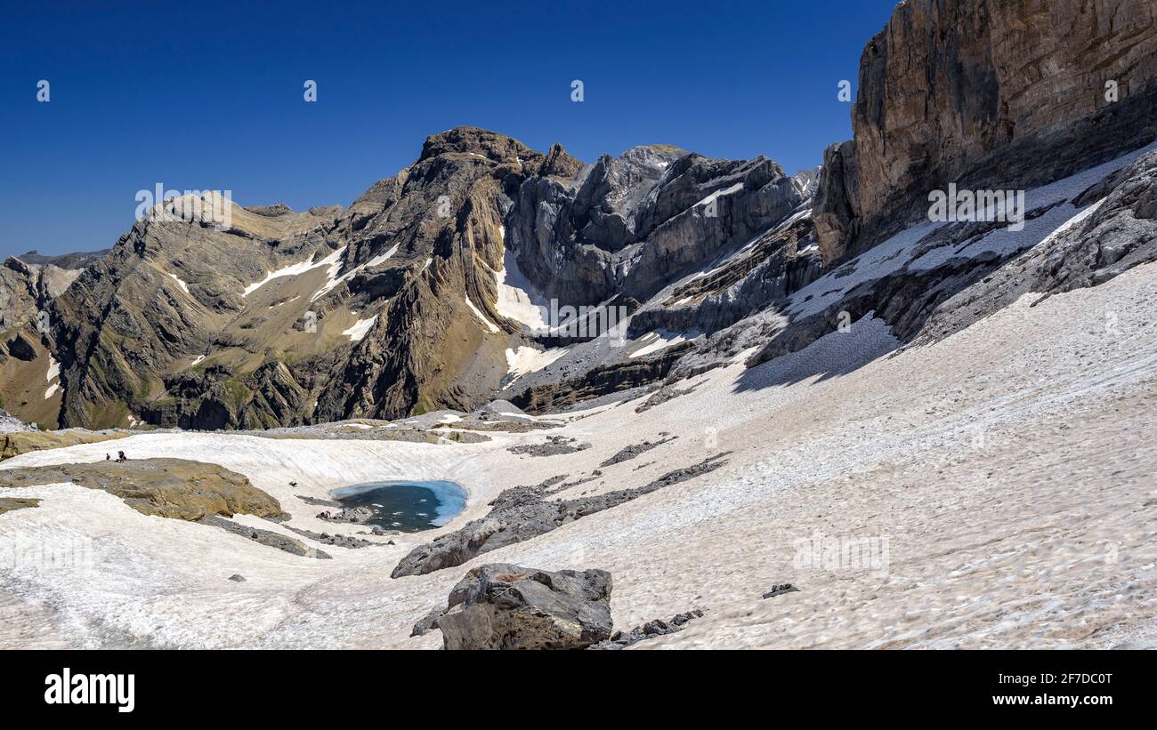 Cirque de Gavarnie visto da vicino al Brèche de Roland in estate (Parco Nazionale dei Pirenei, Gavarnie, Midi-Pirenei, Occitanie, Francia) Foto Stock