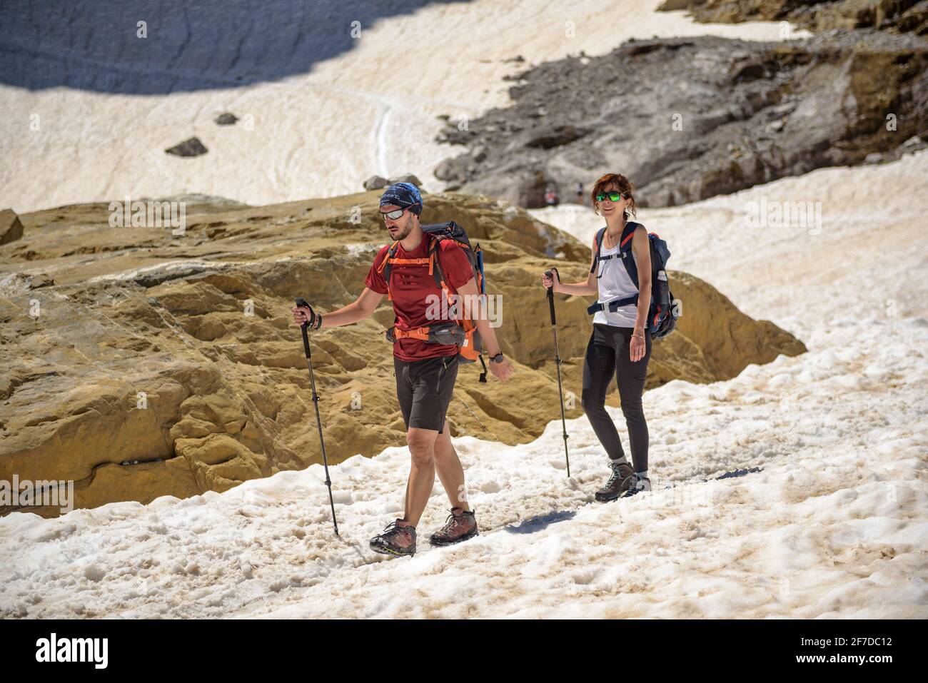Cirque de Gavarnie visto da vicino al Brèche de Roland in estate (Parco Nazionale dei Pirenei, Gavarnie, Midi-Pirenei, Occitanie, Francia) Foto Stock