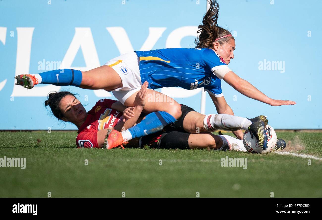 Crawley, Regno Unito. 04th Apr 2021. Jessica Sigsworth di Man Utd e Maya le Tissier di Brighton & Hove Albion Women durante la partita FAWSL tra Brighton e Hove Albion Women e Manchester United Women presso il People's Pension Stadium di Crawley, Inghilterra, il 4 aprile 2021. Foto di Andy Rowland. Credit: Prime Media Images/Alamy Live News Foto Stock