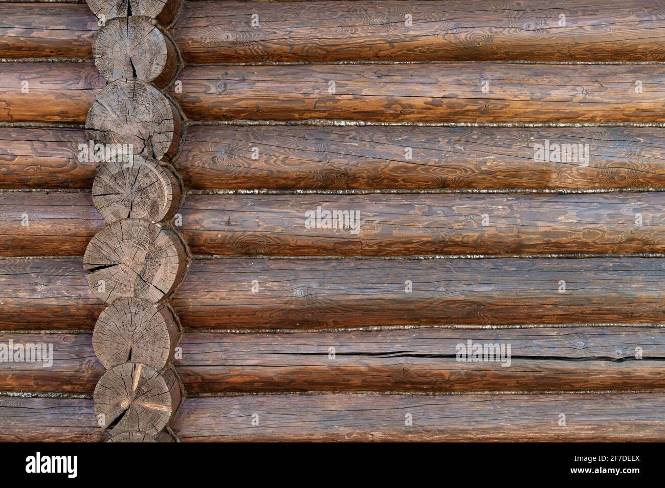 Travi di legno ruvido sfondo, marrone log parete texture primo piano per la progettazione di edifici. Foto Stock