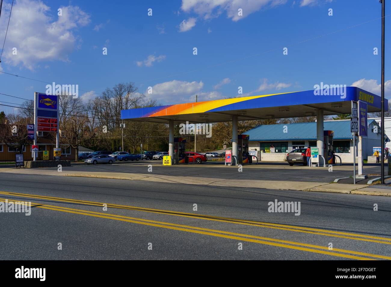 Ephrata, PA, USA - 4 aprile 2021: Stazione di servizio e minimarket Sunoco a Ephrata, Lancaster County, Pennsylvania. Foto Stock