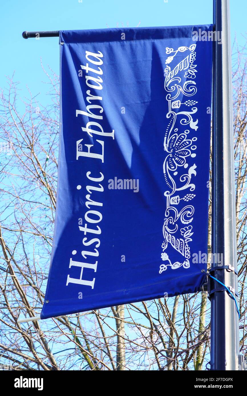 Ephrata, PA, USA - 4 aprile 2021: Bandiere storiche blu di Ephrata sulla strada principale di Ephrata, contea di Lancaster, Pennsylvania. Foto Stock