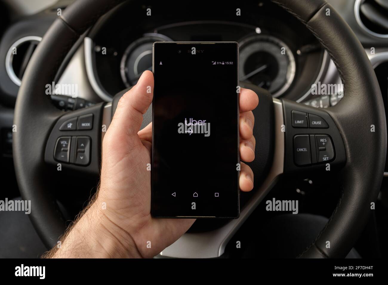 ZRENJANIN, SERBIA - 2 APRILE 2021: Smartphone con tenuta a mano maschile con schermata di applicazione Uber driver in auto. Foto Stock