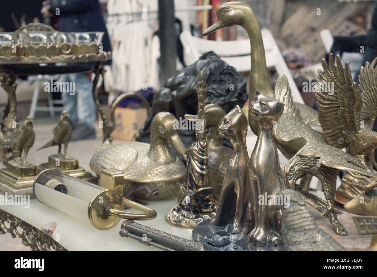 Lviv, Ucraina - 7 marzo 2021 : Antiquariato sul mercato delle pulci o festival - statuette d'argento vintage e cooper e altre cose d'epoca. Oggetti da collezione Foto Stock