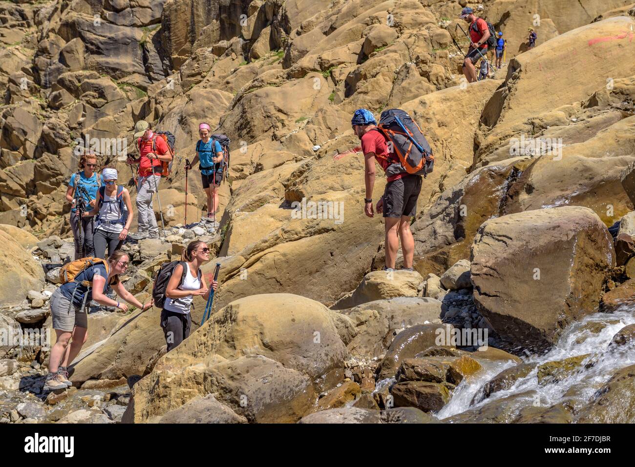 Cascata del ghiacciaio Taillon in estate (Parco Nazionale dei Pirenei, Gavarnie, Midi-Pirenei, Occitanie, Francia) ESP: Cascada del glaciar del Taillón, Pirineo Foto Stock