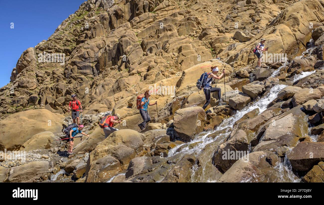 Cascata del ghiacciaio Taillon in estate (Parco Nazionale dei Pirenei, Gavarnie, Midi-Pirenei, Occitanie, Francia) ESP: Cascada del glaciar del Taillón, Pirineo Foto Stock