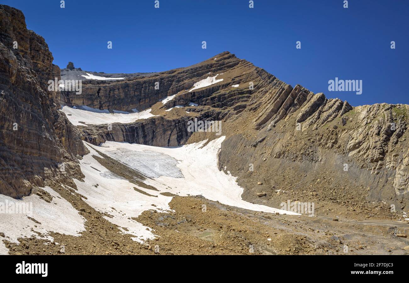 Picco di Taillon e ghiacciaio visto dal passo di montagna col de Sarradets in estate (Parco Nazionale dei Pirenei, Gavarnie, Midi-Pirenei, Occitanie, Francia) Foto Stock
