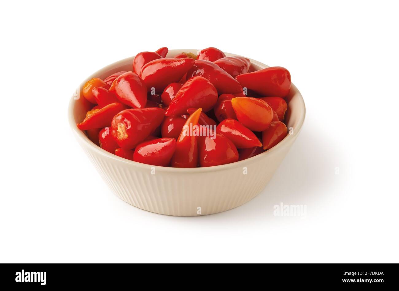 Peperoni rossi caldi sottaceto in un recipiente isolato su sfondo bianco. Piccolo peperoni caldi marinati. Verdure biologiche fermentate. Foto Stock