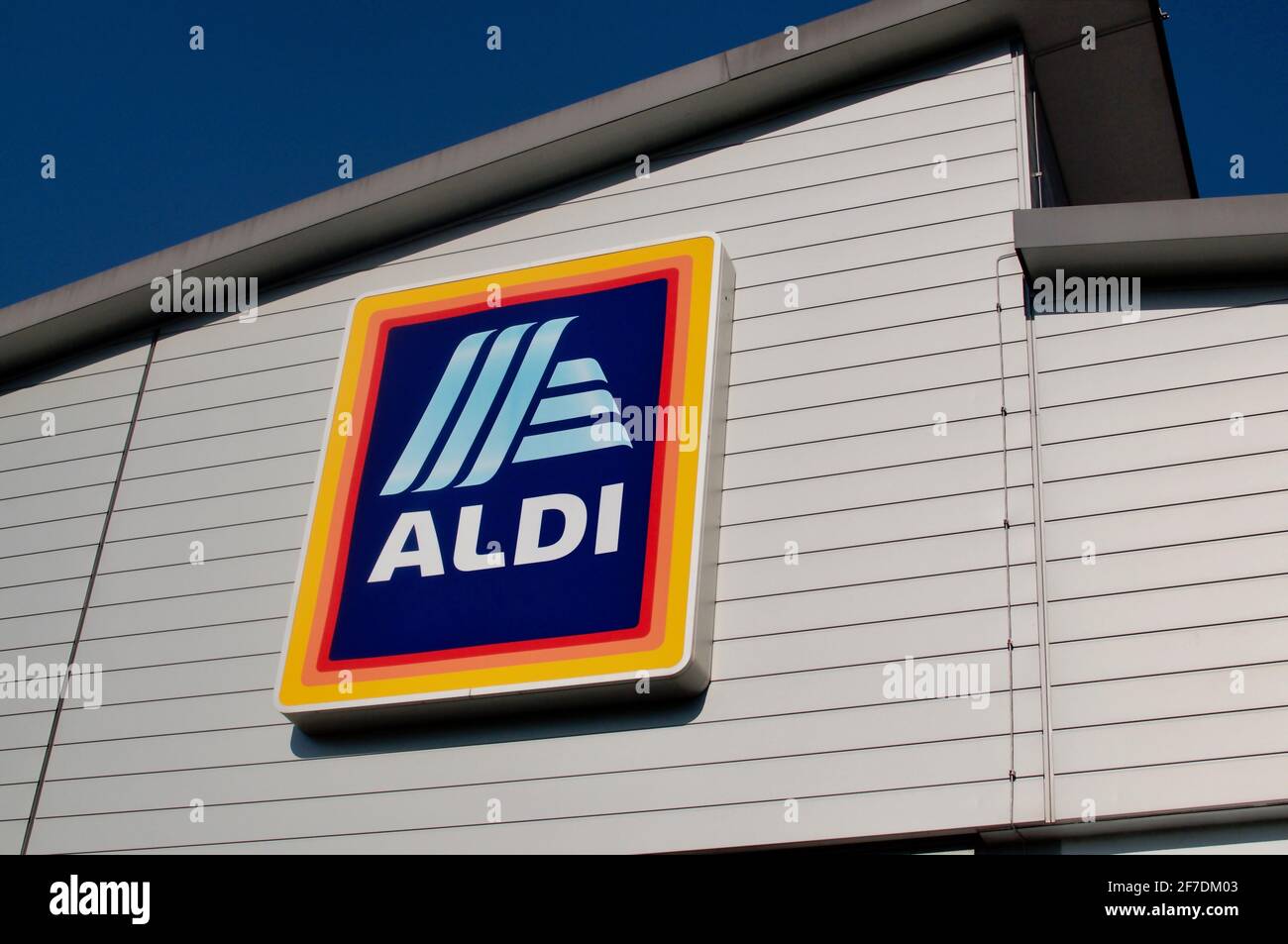 Marzo 2021 : cartello supermercato ALDI su un negozio in Ticino. ALDI è un'azienda tedesca e una delle più grandi catene di supermercati a prezzi scontati della W. Foto Stock