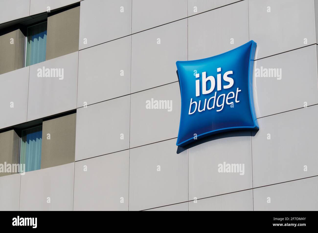 Lugano, Ticino, Svizzera - 16 Marzo 2021 : il cartello Ibis Budget Hotels appeso all'edificio dell'hotel a Paradiso, Svizzera. È un marchio di economia Foto Stock