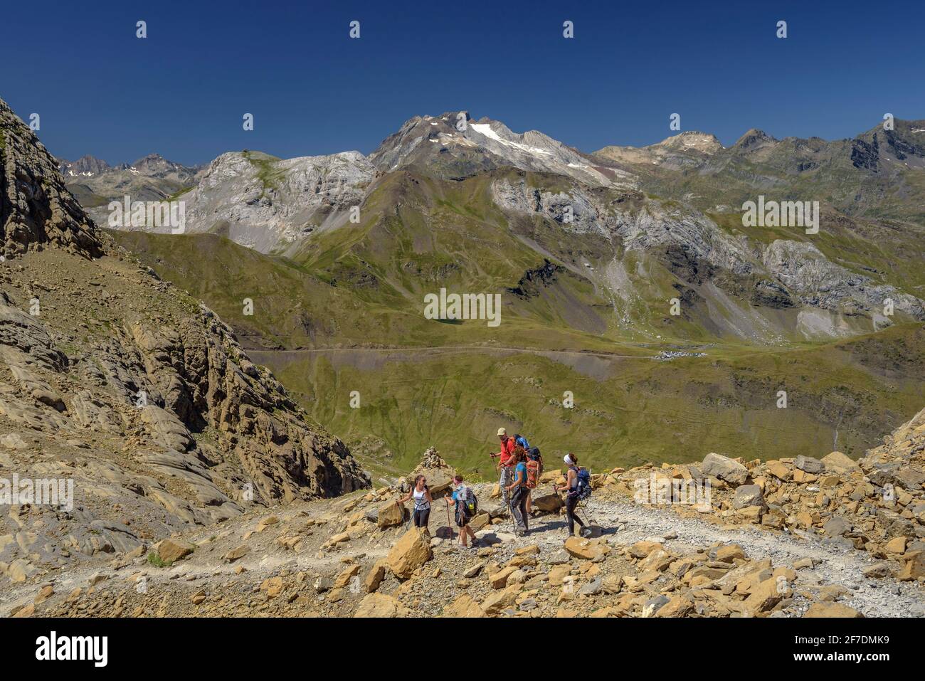 Vetta del Vignemale e ghiacciaio visto dal passo del col de Sarradets in estate (Parco Nazionale dei Pirenei, Gavarnie, Midi-Pirenei, Occitanie, Francia) Foto Stock