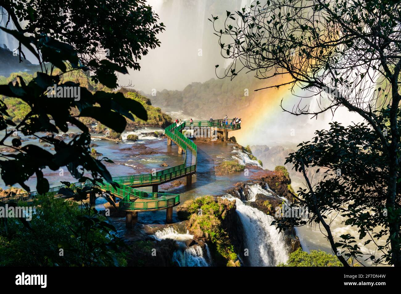 Una vista del Parco Nazionale di Iguacu con pochi turisti E un arcobaleno - Foz do Iguacu/Brasile Foto Stock