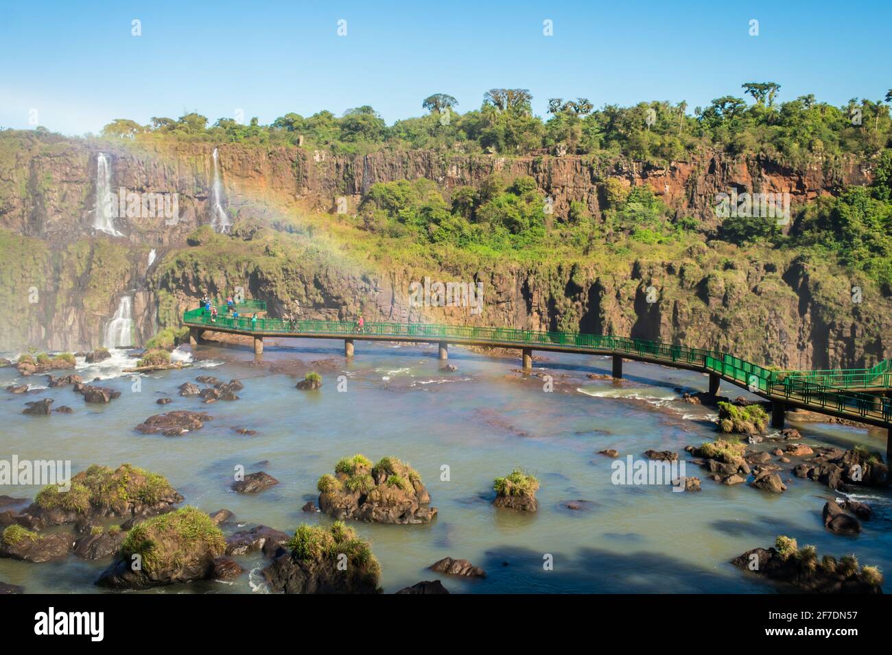 Paesaggio del Parco Nazionale di Iguacu con un arcobaleno - Foz do Iguacu/Brasile Foto Stock