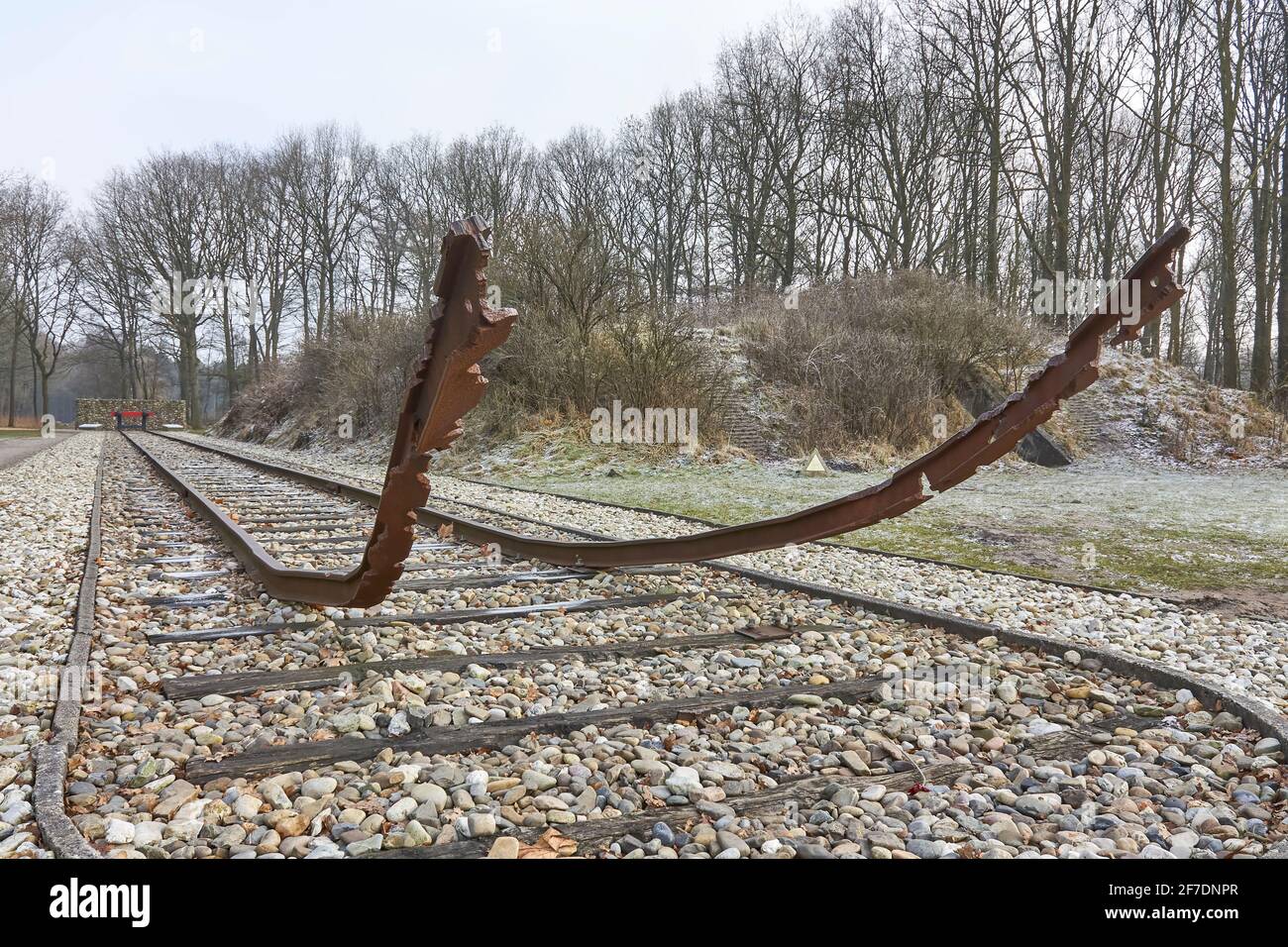 Binari piegati alla fine di una ferrovia come monumento in ex campo di transizione nazista Westerbork dalla seconda guerra mondiale da ex prigioniero Ralph Prins. Foto Stock