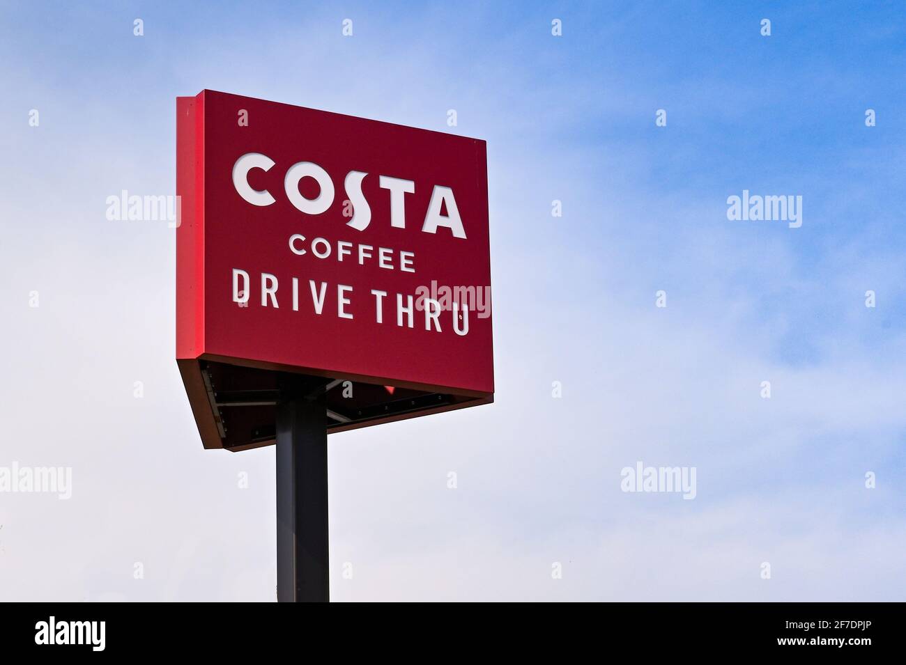 Barry, Galles - Marzo 2021: Cartello alto fuori da un ramo drive-through della catena di caffè Costa Foto Stock