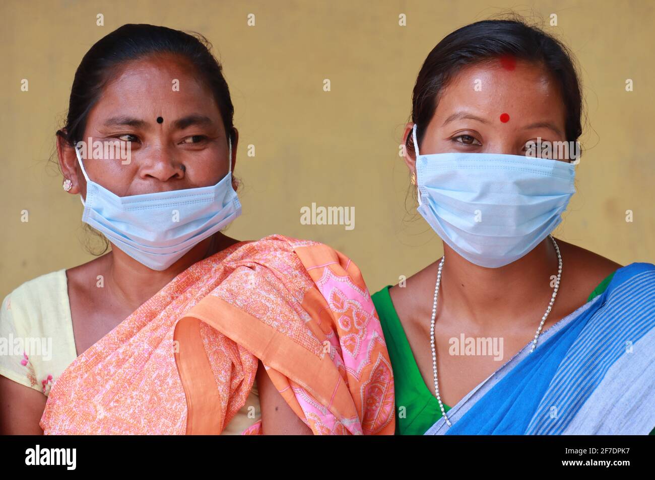 Kamrup, Assam, India. 6 Apr 2021. Gli elettori di un seggio nella terza fase delle elezioni dell'Assemblea di Assam, in un villaggio in mezzo alla pandemia del coronavirus COVID-19 il 6 aprile 2021 a Kamrup, India. Le elezioni dell'assemblea nello stato di Assam si sono svolte in tre fasi a partire da marzo 27. I voti sono stati interrogati in 1, 53,538 stazioni di polling distribuite oggi in 475 circoscrizioni di Assemblea in cinque stati dell'India. Credit: David Talukdar/ZUMA Wire/Alamy Live News Foto Stock