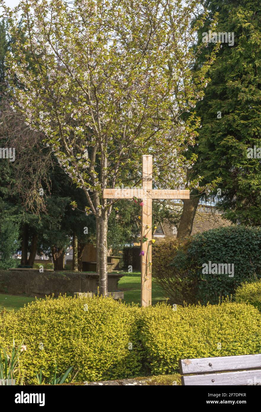 La Croce di Pasqua fuori St Mary's Church, Banbury, Oxfordshire, Regno Unito Foto Stock