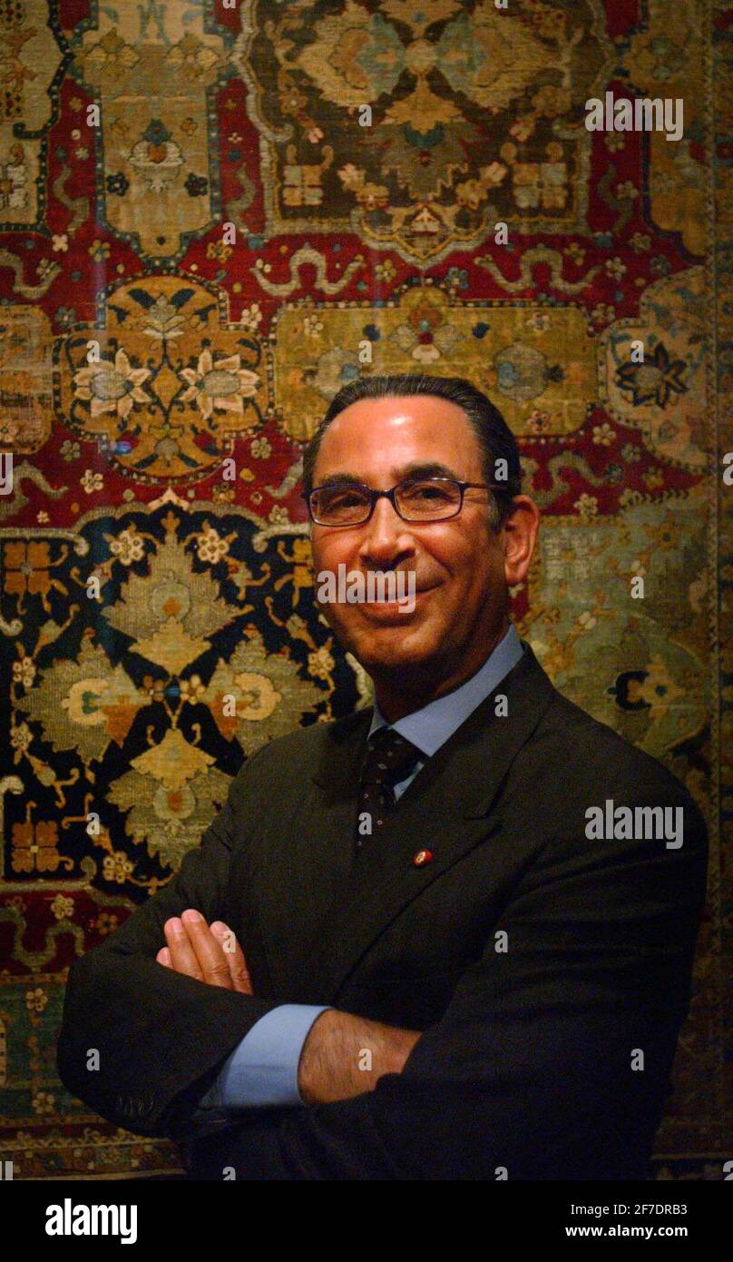 DR KHALILI CON UN FILO DI SETA E ARGENTO DEI PRIMI DEL 17 ° SECOLO, TAPPETO IRANIANO, PARTE DELL' 'ARTE DELLE TERRE ISLAMICHE' EXIBITION A SOMERSET CASA. 13/4/04 PILSTON Foto Stock