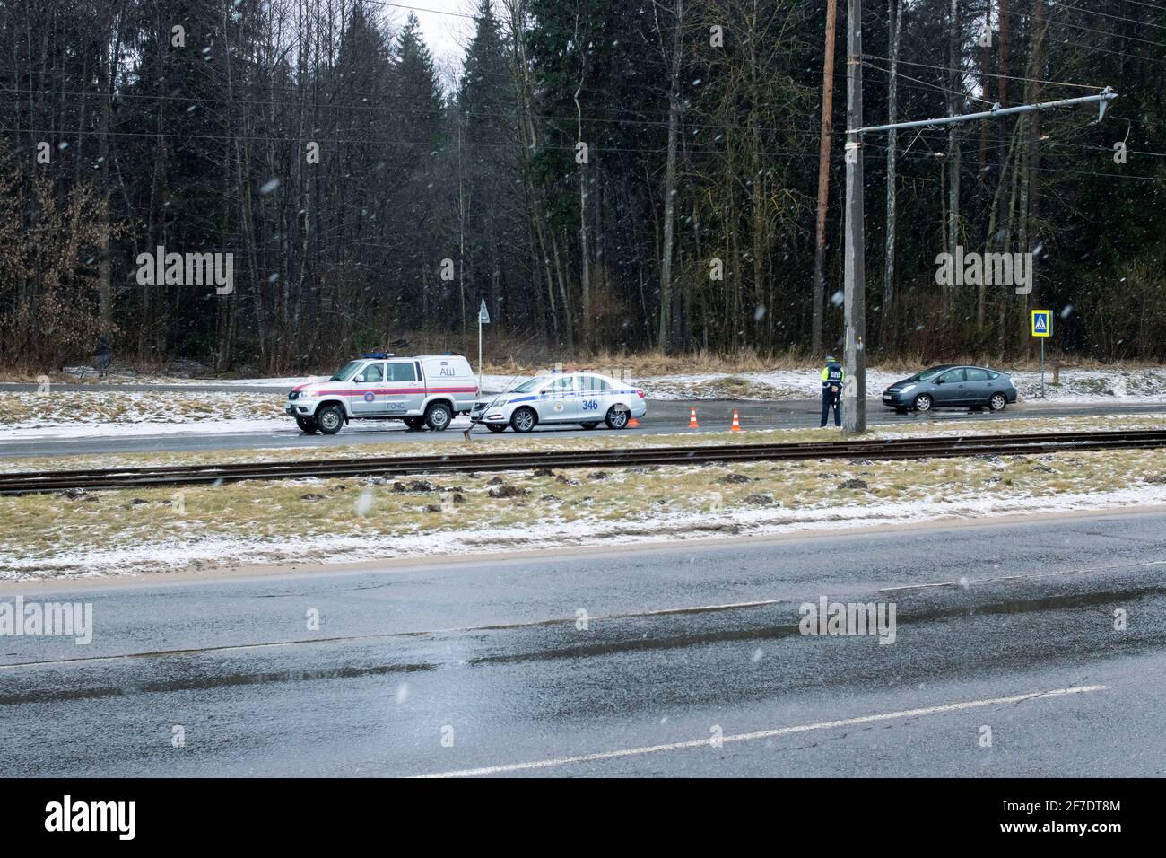 BIELORUSSIA, NOVOPOLOTSK - 17 MARZO 2021: La polizia stradale e il Ministero delle situazioni di emergenza su strada Foto Stock