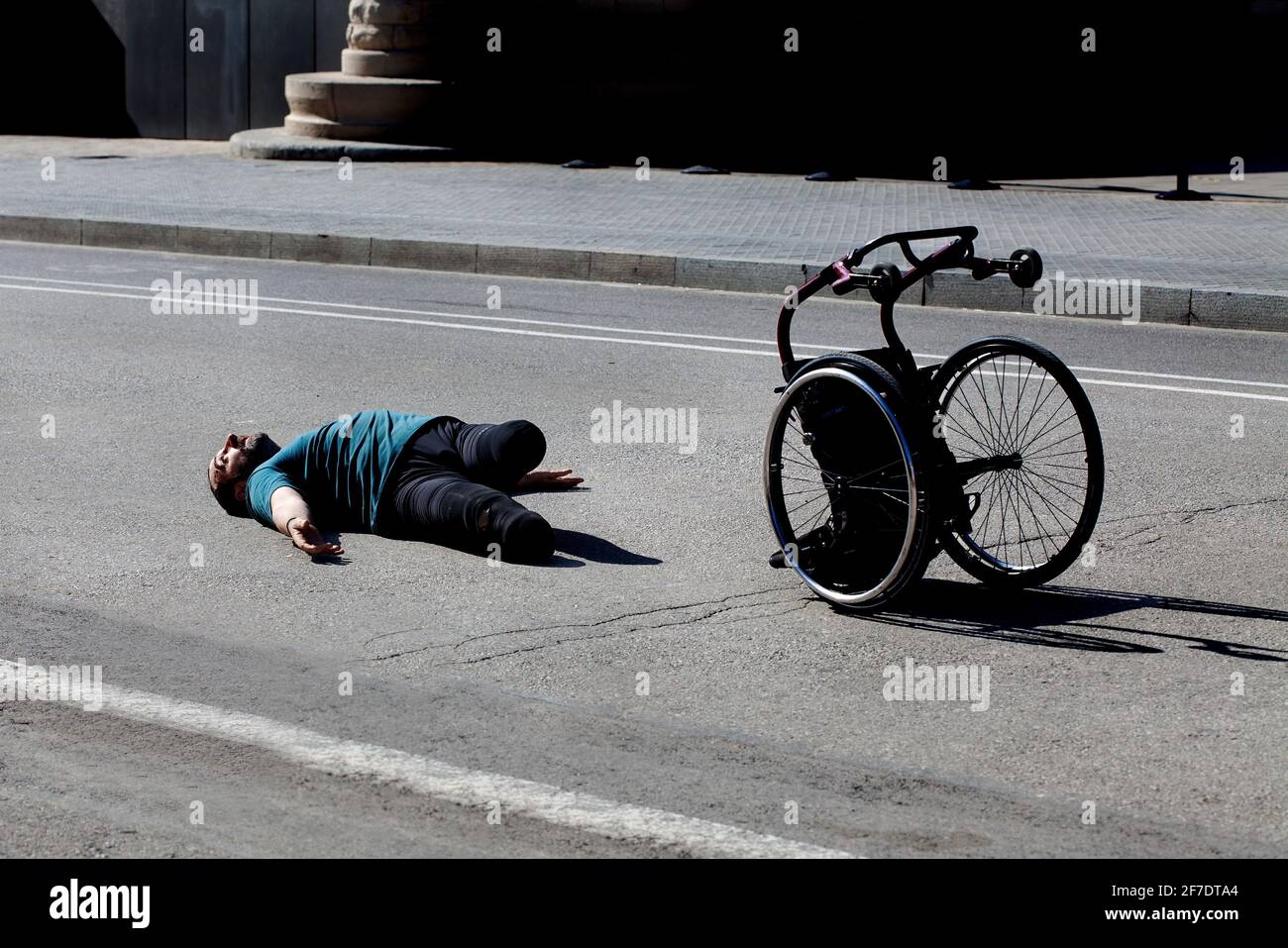 Uomo amputato che gioca morto fuori della Sagrada Familia, Barcellona, Spagna. Foto Stock
